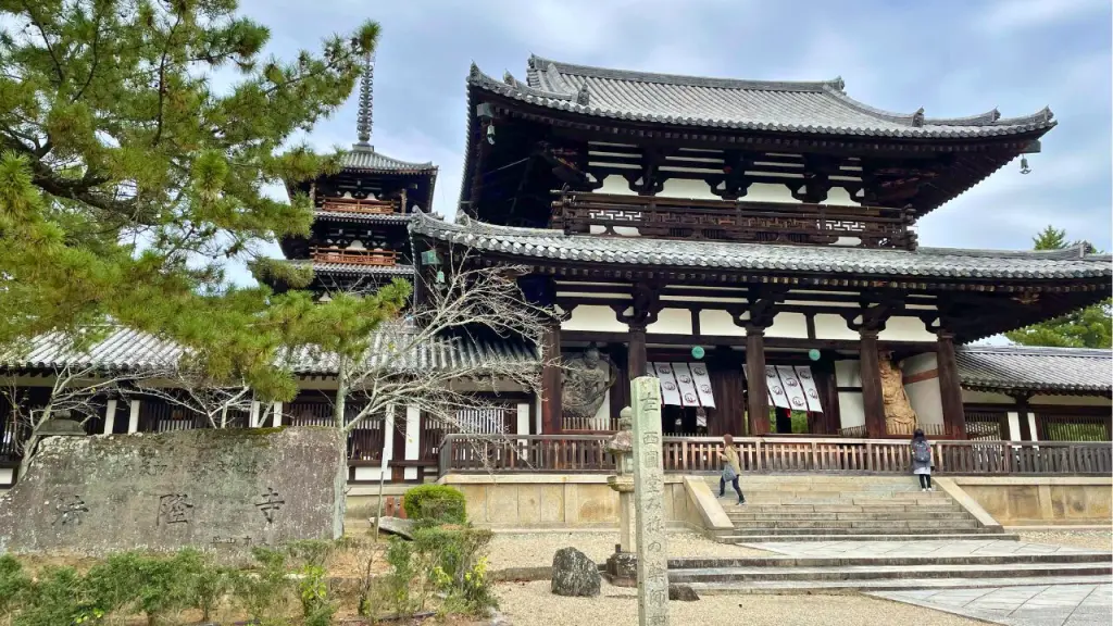 法隆寺の仏像の代表・釈迦三尊像とは｜見どころと特徴をやさしく解説