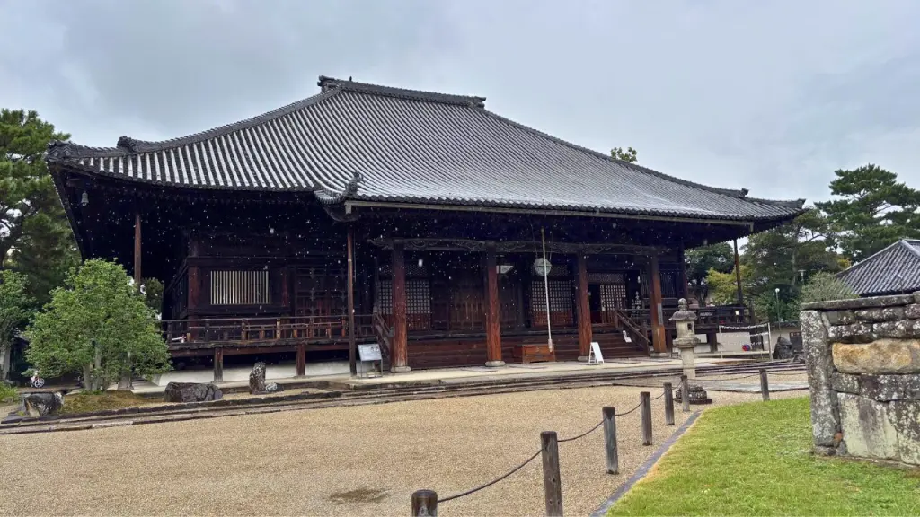 文殊菩薩騎獅像と四侍者像の歴史・造形美を解説｜奈良・西大寺 | 心