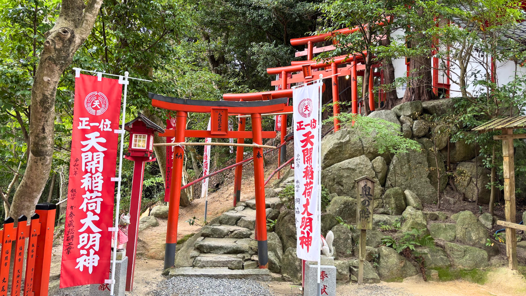 天開稲荷社の参道に連なる朱い鳥居