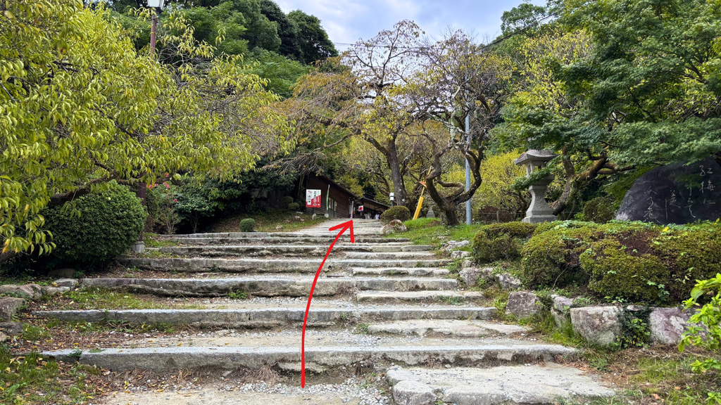 天開稲荷社へ続く長い石段