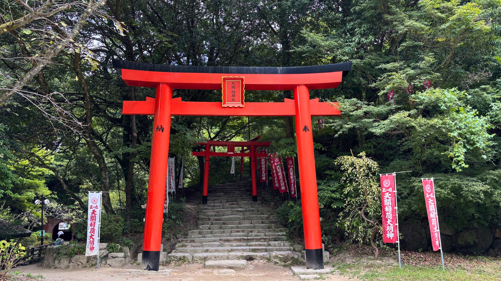 天開稲荷社の参道に連なる朱い鳥居