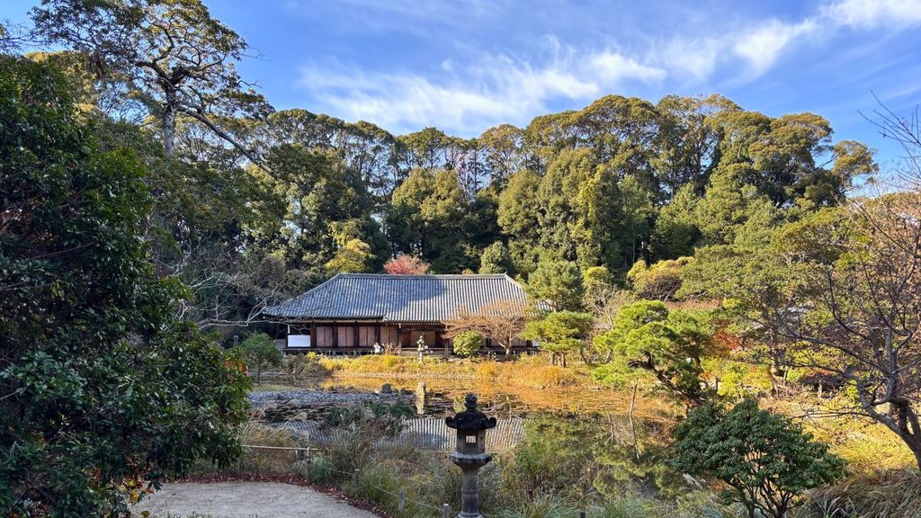 池と石灯籠の向こうに建つ浄瑠璃寺の本堂